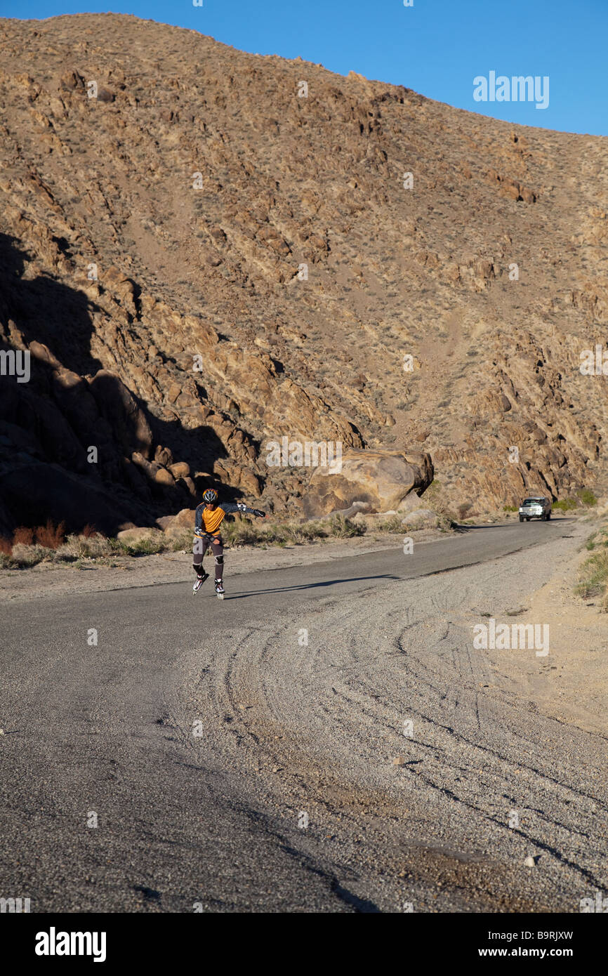 Hombre patinando por las rocas. Foto de stock