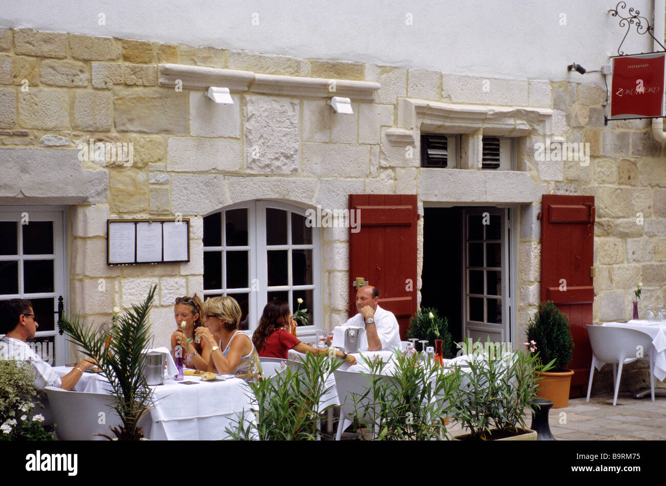 Francia, Pirineos Atlánticos, Pays Basque, Saint Jean de Luz, Zoko Moko  Restaurante, 6 rue Mazarin, terraza Fotografía de stock - Alamy