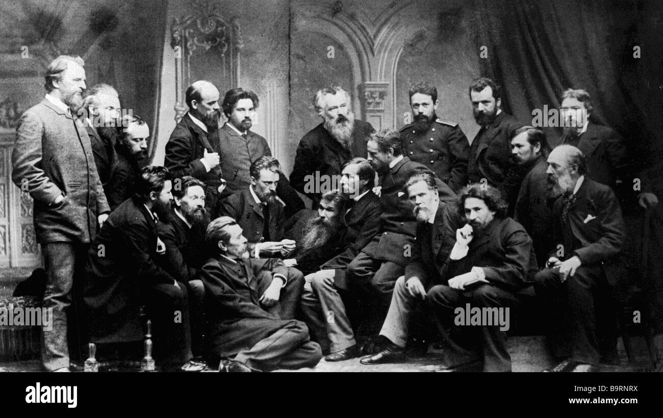 Un grupo de artistas itinerantes inmortal Peredvizhniki Ilya Repin sentados  justo primera fila Iván Kramskoi segunda a la derecha, primera fila  Fotografía de stock - Alamy