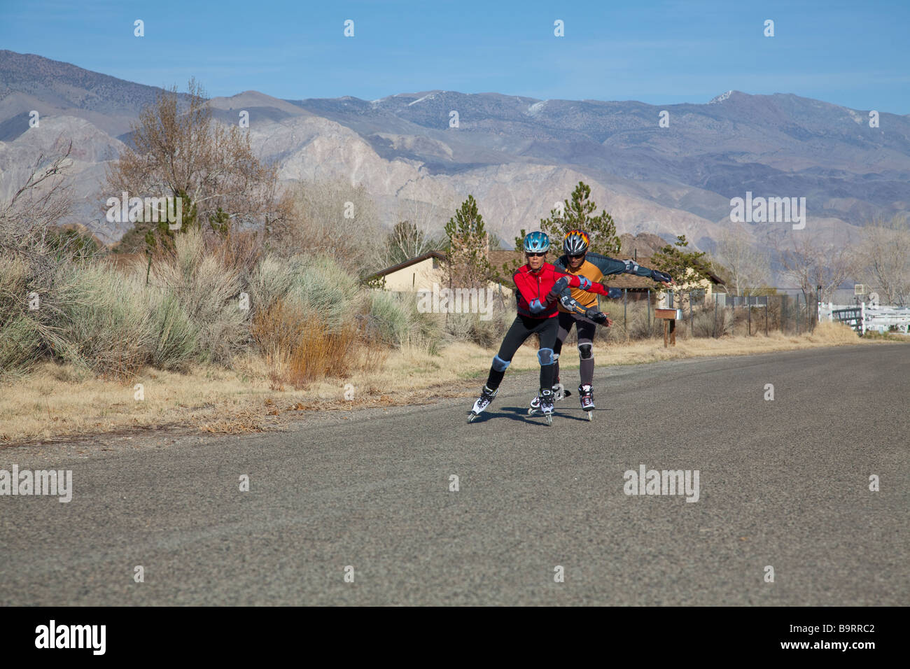 Par andar en patines. Foto de stock