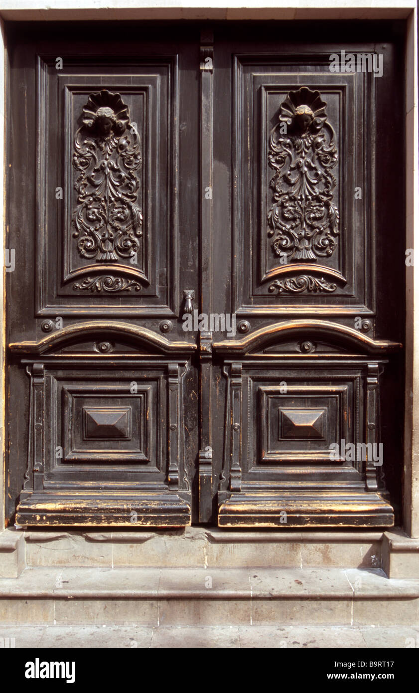 Viejo, rústico, ornamental, decorativo, negro, puertas de madera y metal en  la colonial ciudad de Guanajuato, México Fotografía de stock - Alamy