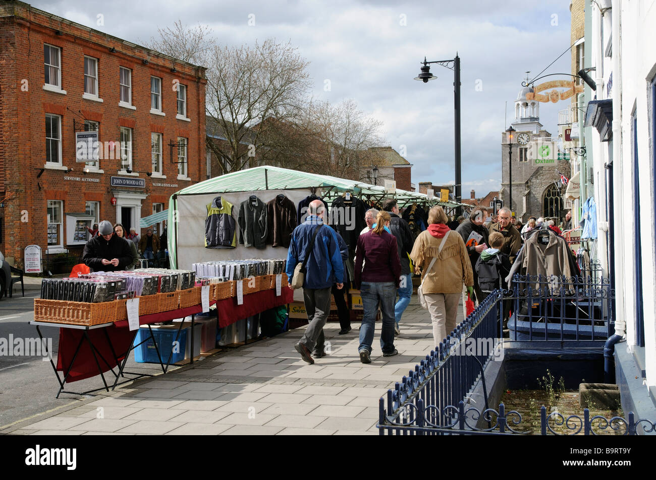 Mercado el sábado en Lymington High Street hampshire Inglaterra meridional Foto de stock