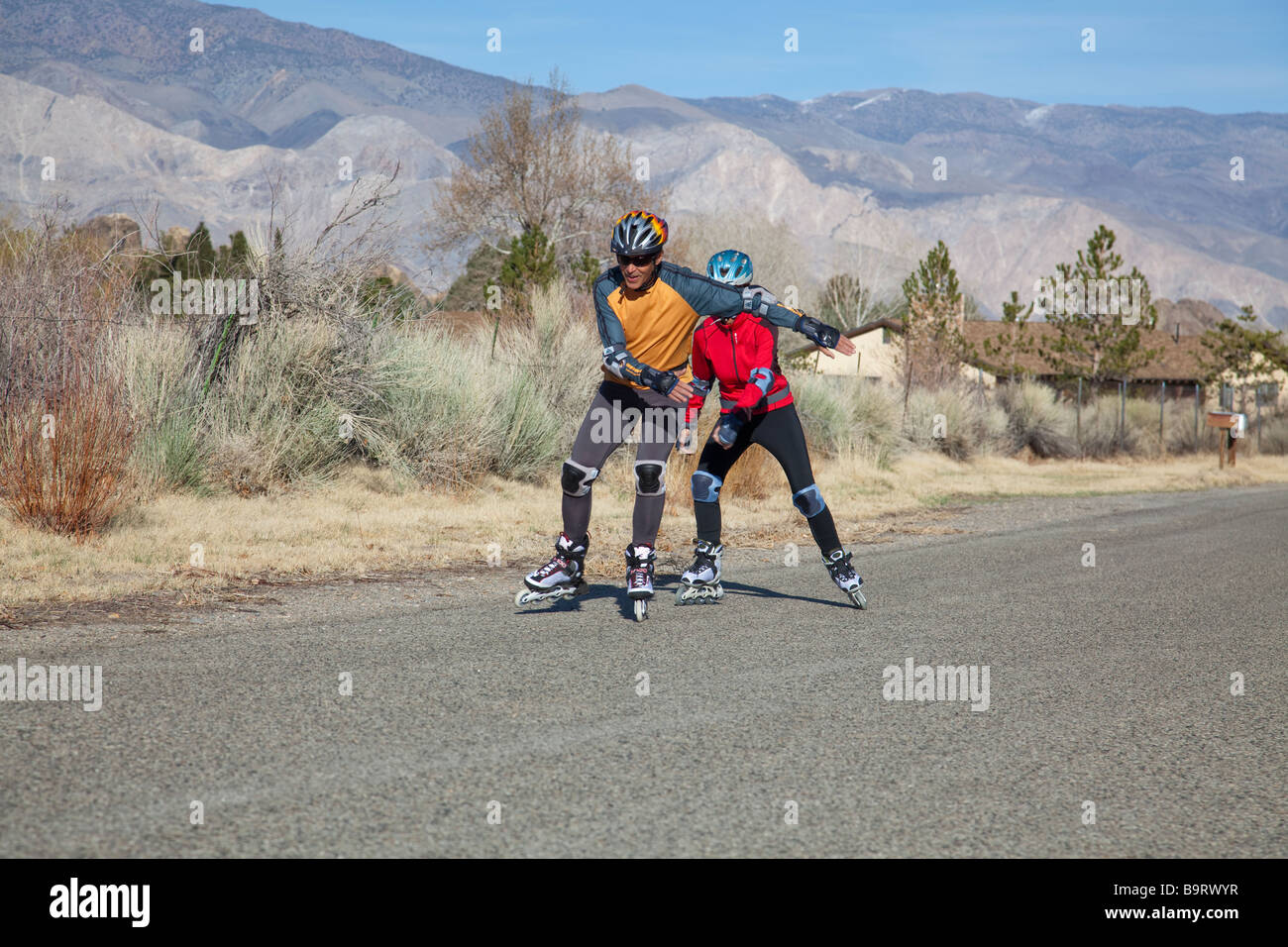 Par andar en patines. Foto de stock