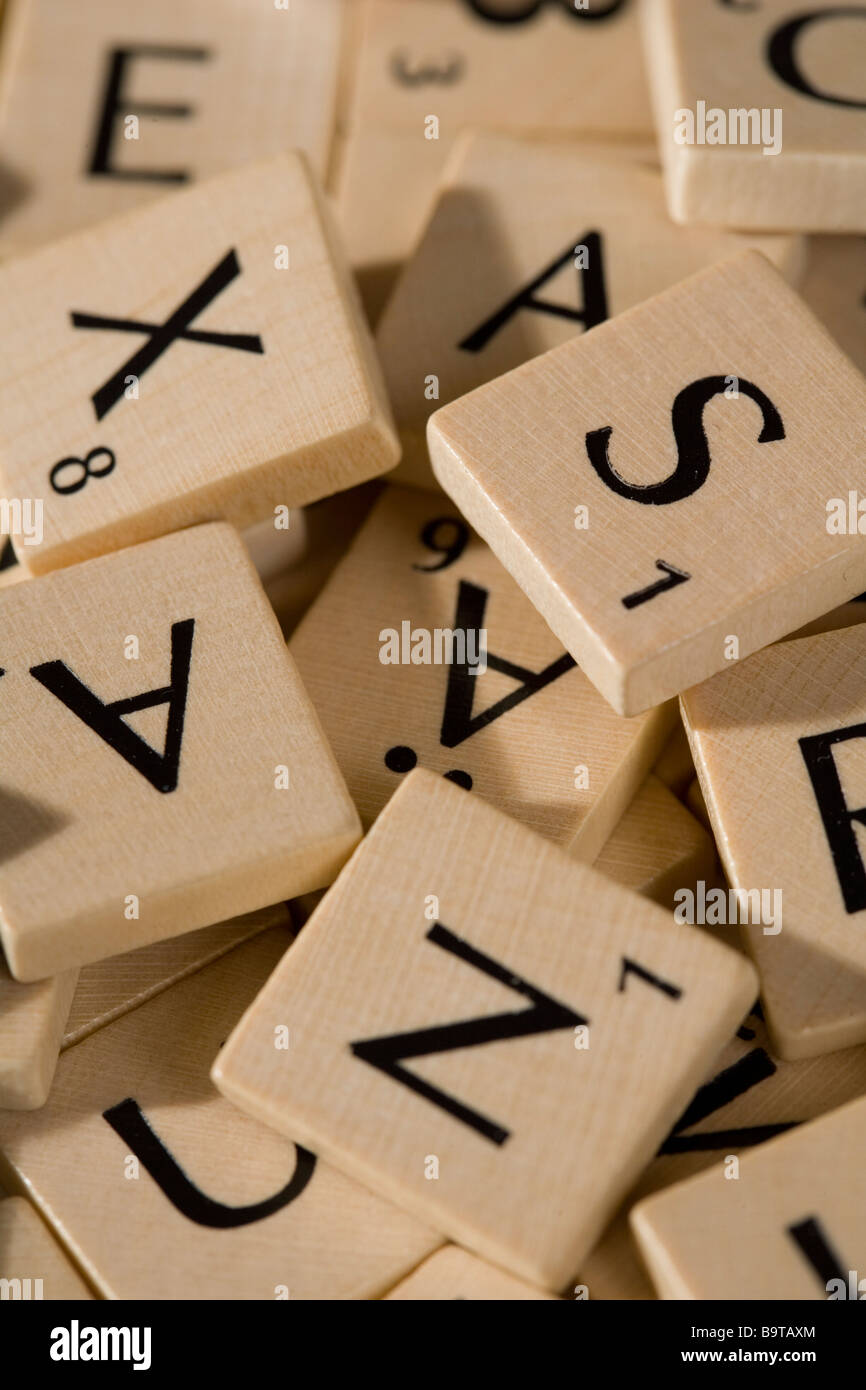 Scrabble trozos con numerosas cartas Foto de stock