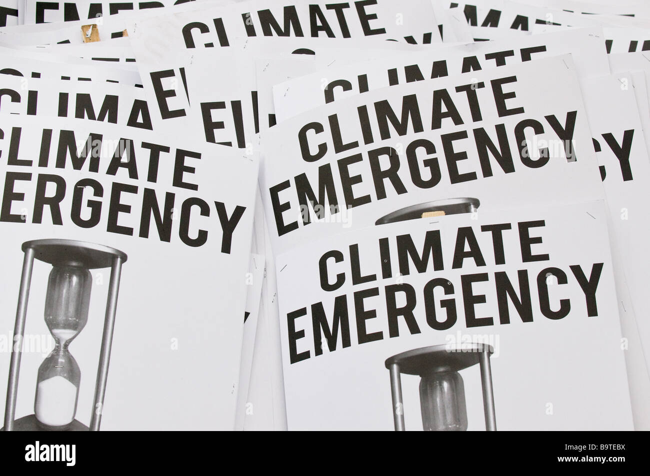 Emergencia climática pancartas en una demostración de paz Foto de stock