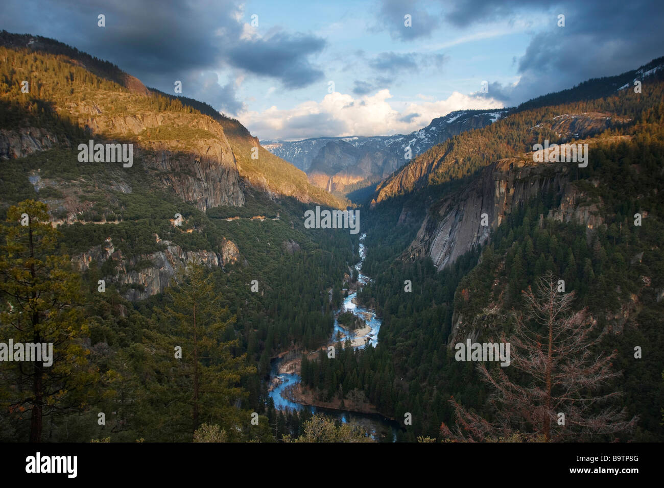 Vista del valle de Yosemite desde el Big Oak Flat Road, el Parque Nacional Yosemite, California, EE.UU. Foto de stock
