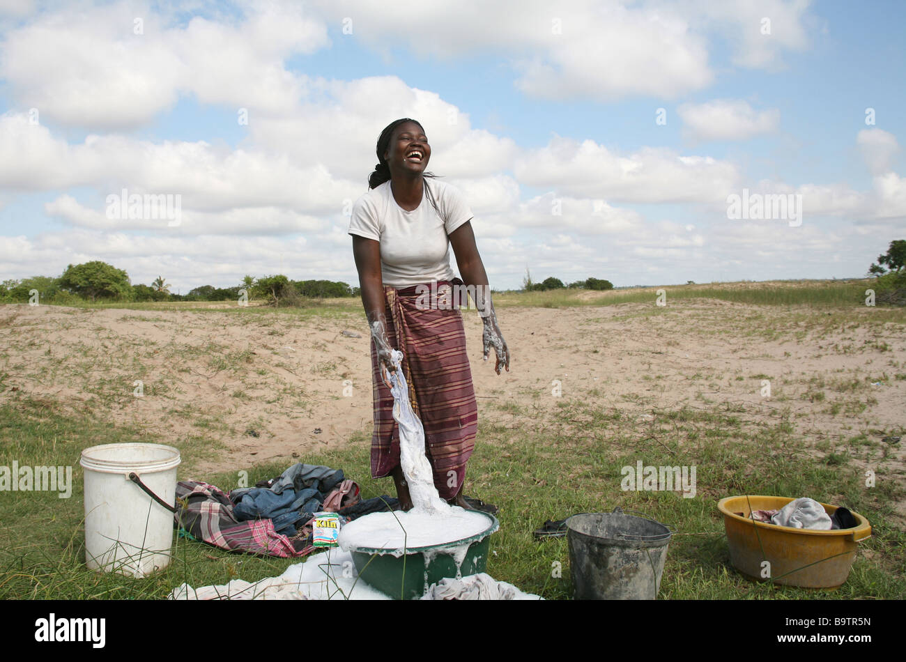 Una mujer se ríe, mientras que el lavado de la ropa, Mozambique, África  Fotografía de stock - Alamy