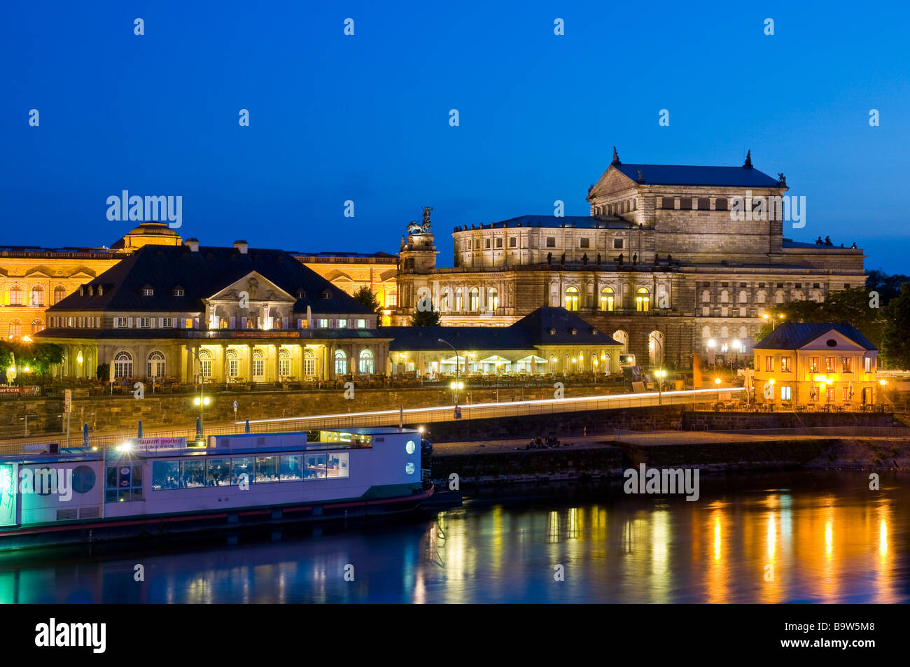 Blick über die Elbe auf Opera Semper und italienisches Dürfchen bei Dümmerung Dresden Sachsen Deutschland Ver en Semper Opera un Foto de stock