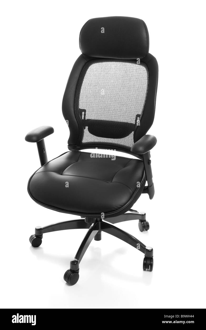 Completamente ajustable de cuero ergonómico silla de oficina aislado sobre fondo blanco. Foto de stock