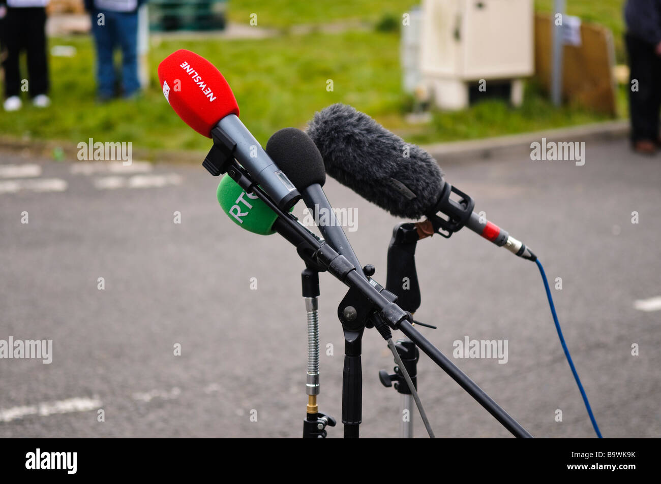 Los micrófonos de BBC Newsline y RTE en conferencia de prensa Foto de stock