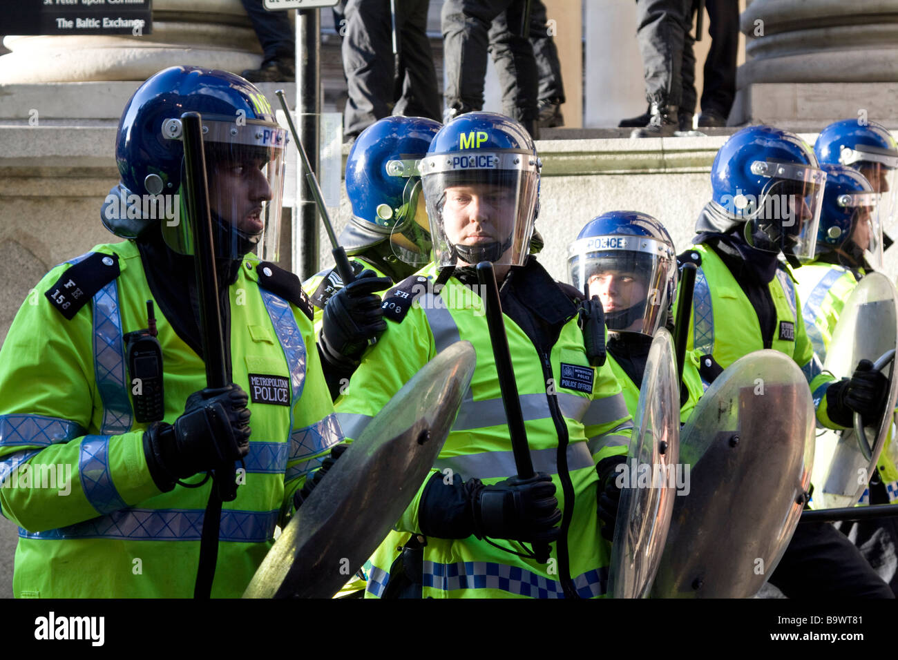 La policía antidisturbios en protestas en la cumbre del G20 Cornhill Calle Ciudad de Londres, Gran Bretaña. Foto de stock