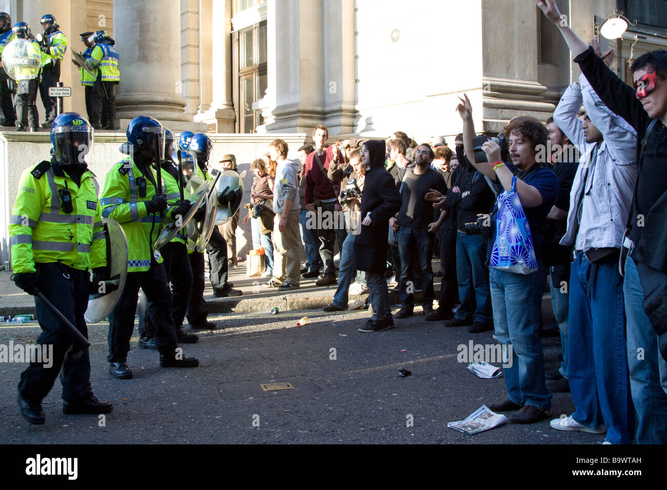 La policía antidisturbios y los manifestantes en las protestas de la cumbre del G20 Cornhill Calle Ciudad de Londres, Gran Bretaña. Foto de stock