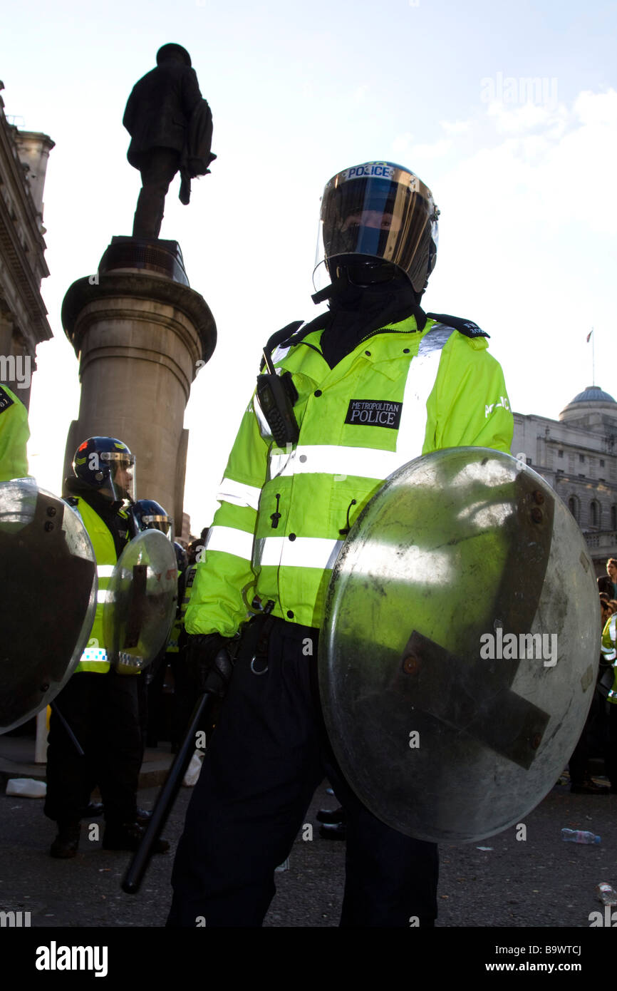 La policía antidisturbios en protestas en la cumbre del G20 Cornhill Calle Ciudad de Londres, Gran Bretaña. Foto de stock