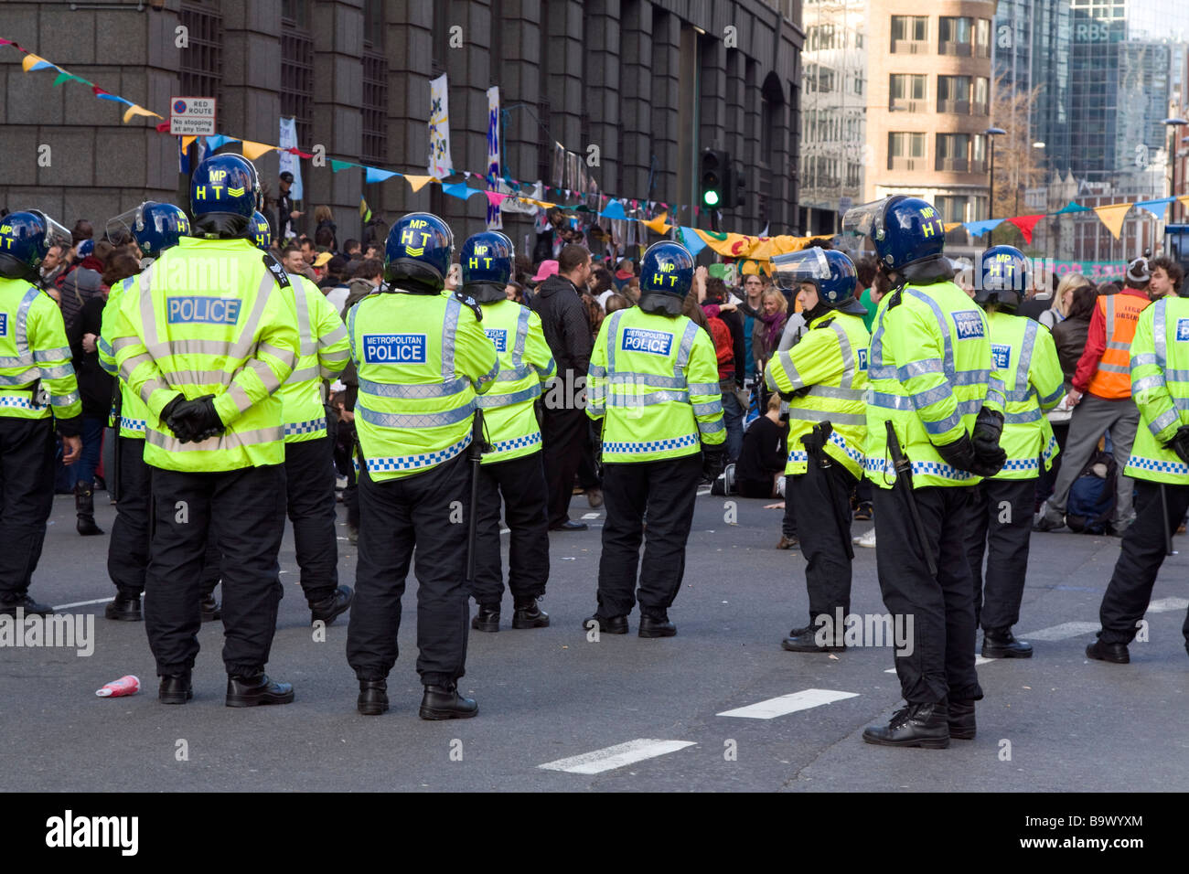 La policía antidisturbios en protestas en la cumbre del G20 de Londres Ciudad Bishopsgate UK Foto de stock