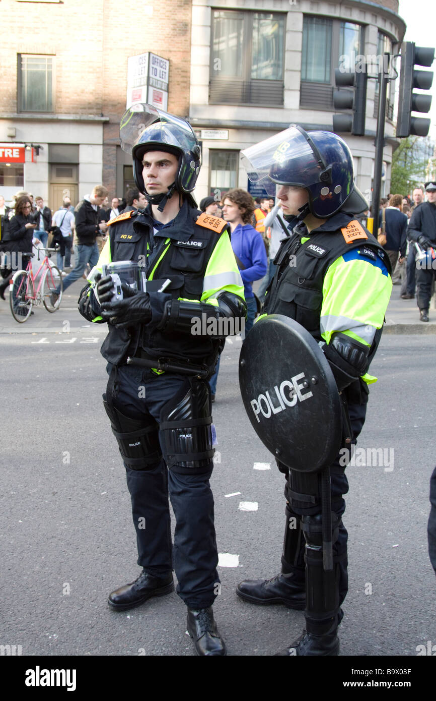 Especialista de Servicio de Policía Metropolitana Dirección delincuencia oficiales de la Sección de Vigilancia de grabación protestas del G20 de Londres Ciudad Foto de stock