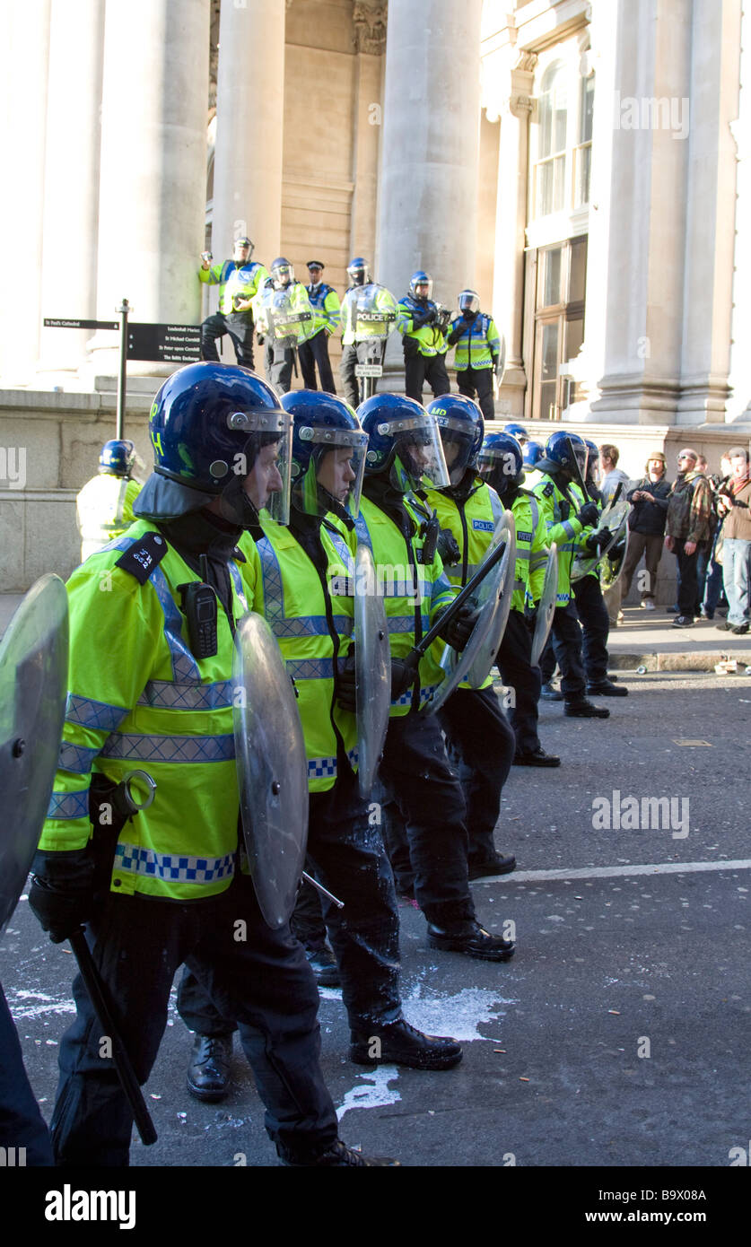 La policía antidisturbios en protestas en la cumbre del G20 Cornhill Calle Ciudad de Londres, Gran Bretaña. Foto de stock