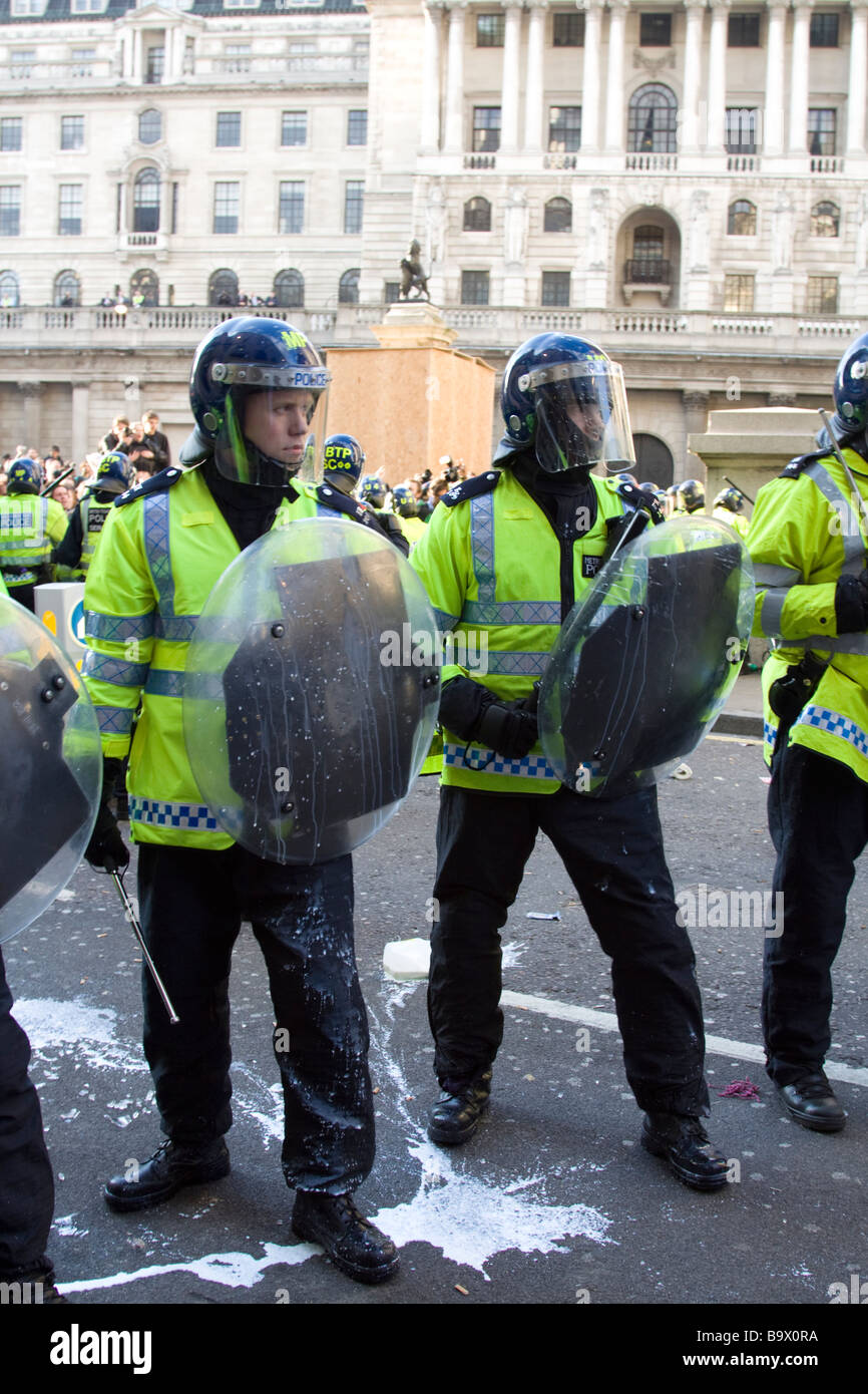 La policía antidisturbios en G-20 protestas fuera del Banco de Inglaterra la ciudad de Londres, Gran Bretaña. Foto de stock