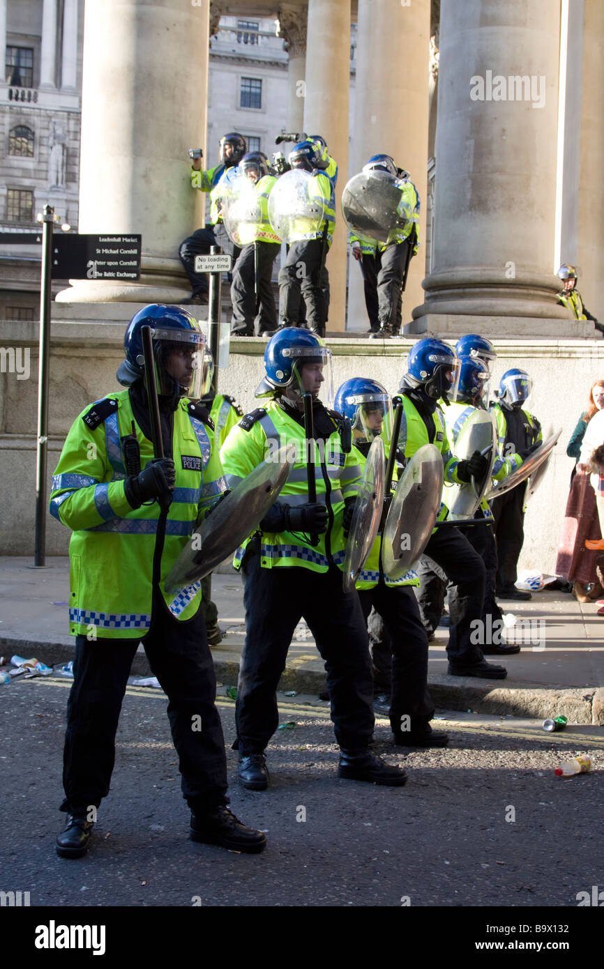 La policía antidisturbios en protestas en la cumbre del G20 Cornhill Calle Ciudad de Londres, Gran Bretaña. Foto de stock
