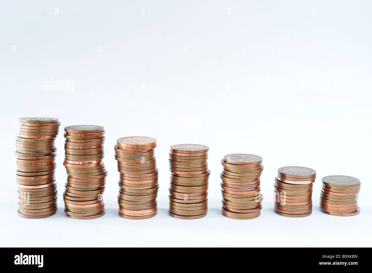 Pilas de británica peniques y dos peniques monedas Penny Moneda Reina Isabel II Foto de stock