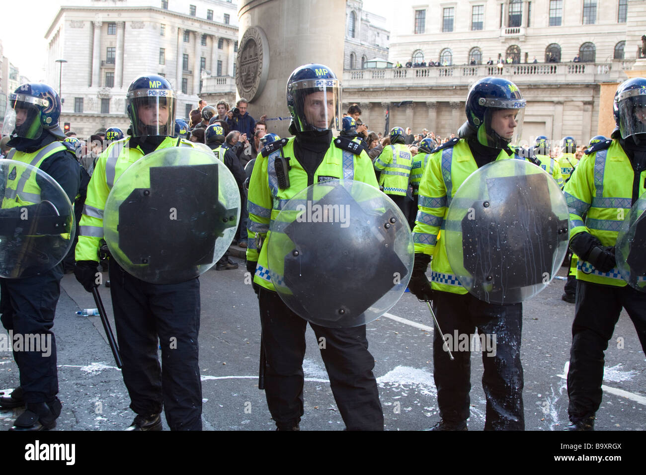 La policía antidisturbios en protestas en la cumbre del G20 Cornhill Calle Ciudad de Londres, Gran Bretaña. Foto de stock