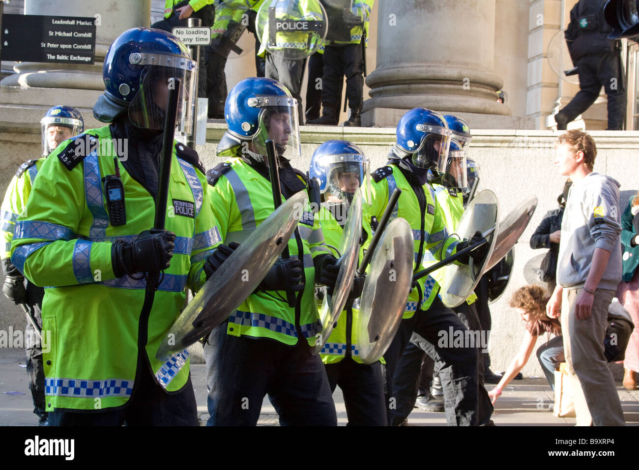 La policía antidisturbios en protestas en la cumbre del G20 - Cornhill Street - Ciudad de Londres Foto de stock