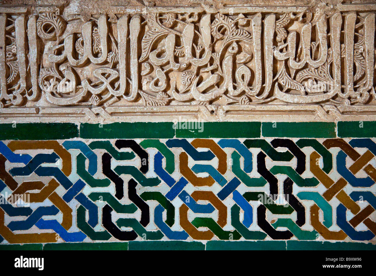 Detalles de la arquitectura islámica Mexuar el patrón en el interior del palacio nazarí de la Alhambra, en Granada, España Foto de stock