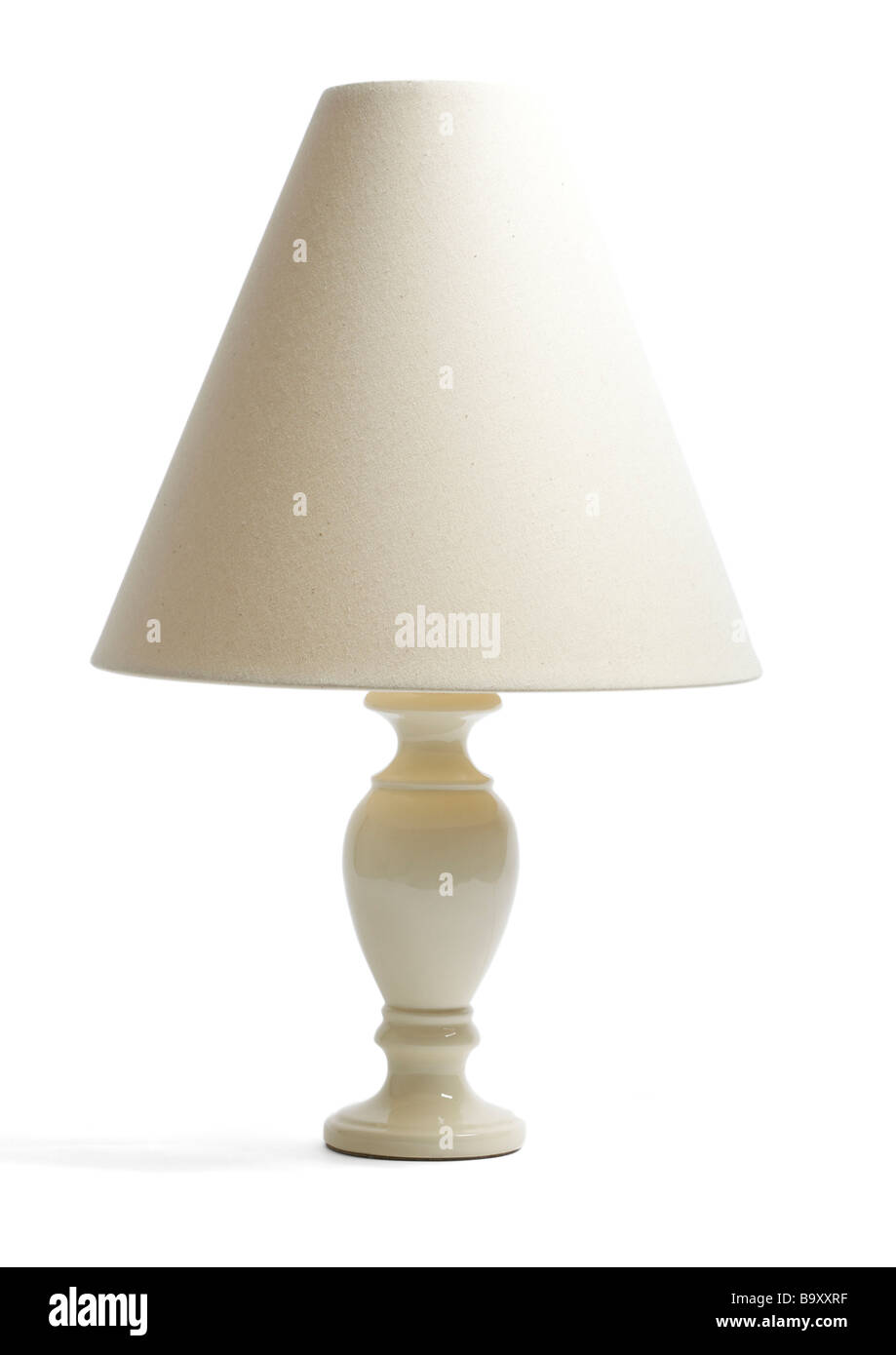 Lámpara de mesa sobre fondo blanco. Foto de stock
