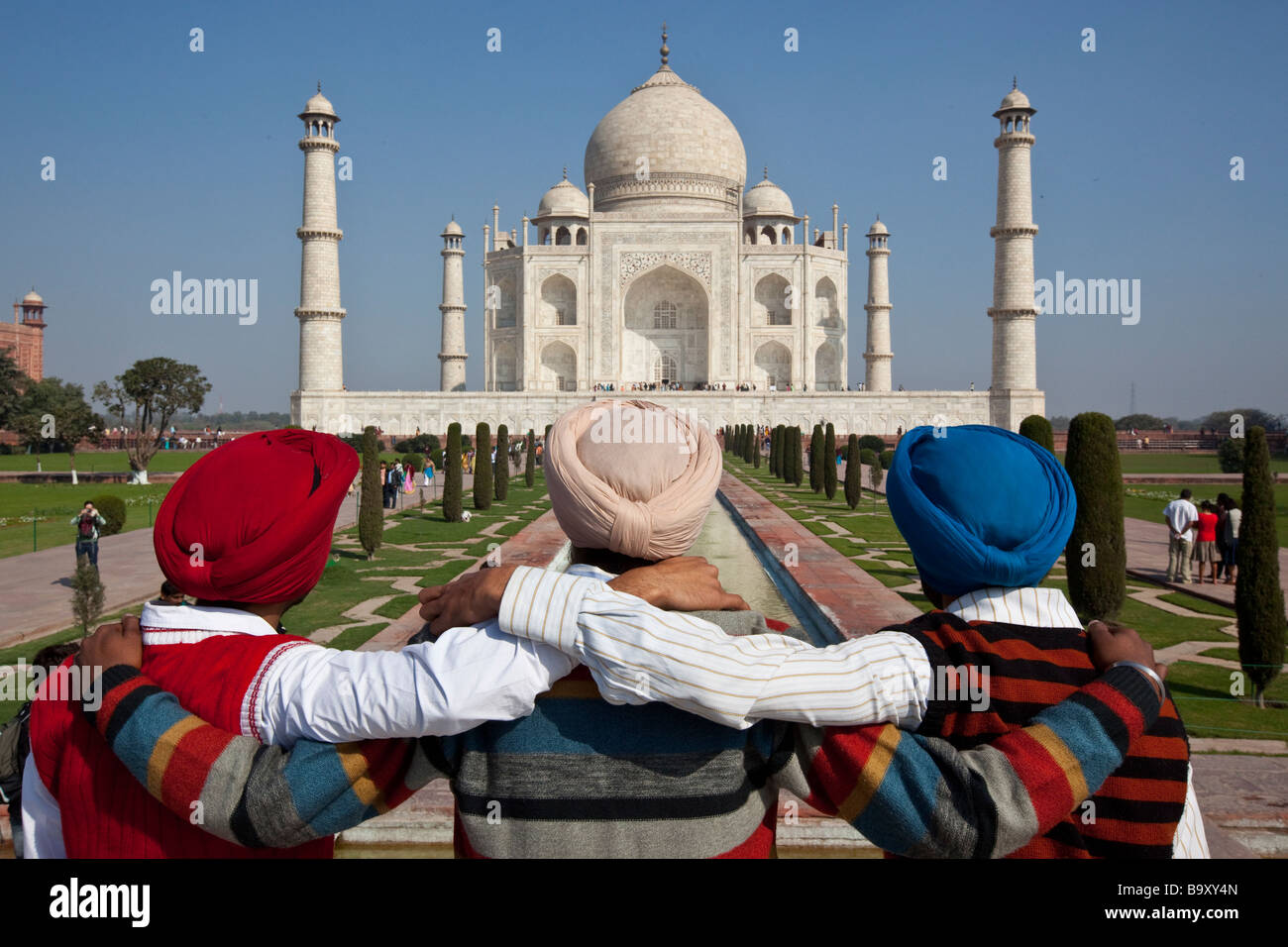 Tres hombres sijs indios en el Taj Mahal en Agra India Foto de stock
