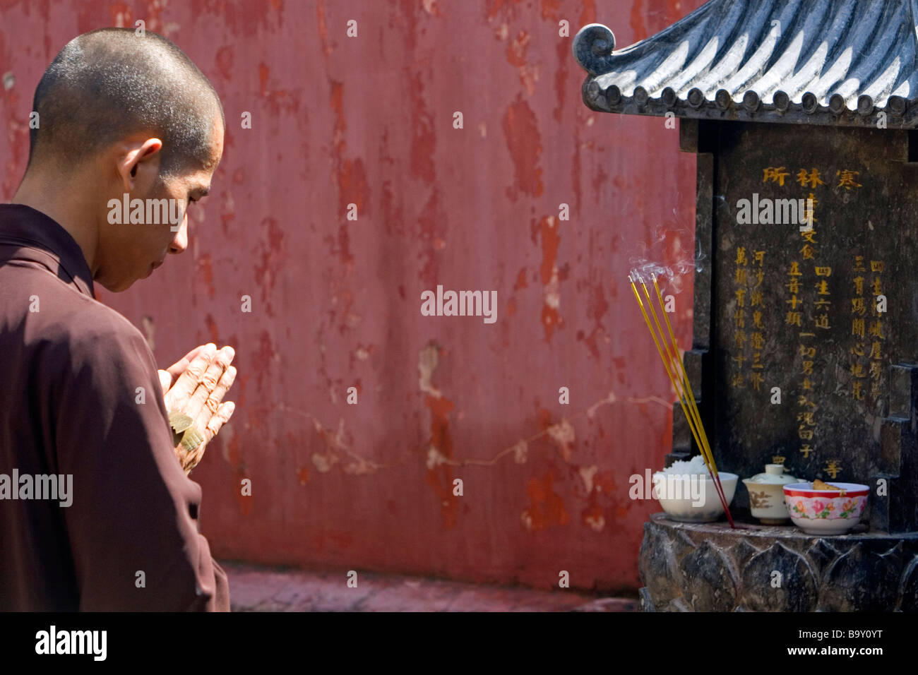 La oración en el templo budista de la Pagoda del Emperador de Jade en Ho Chi Minh, Vietnam Foto de stock