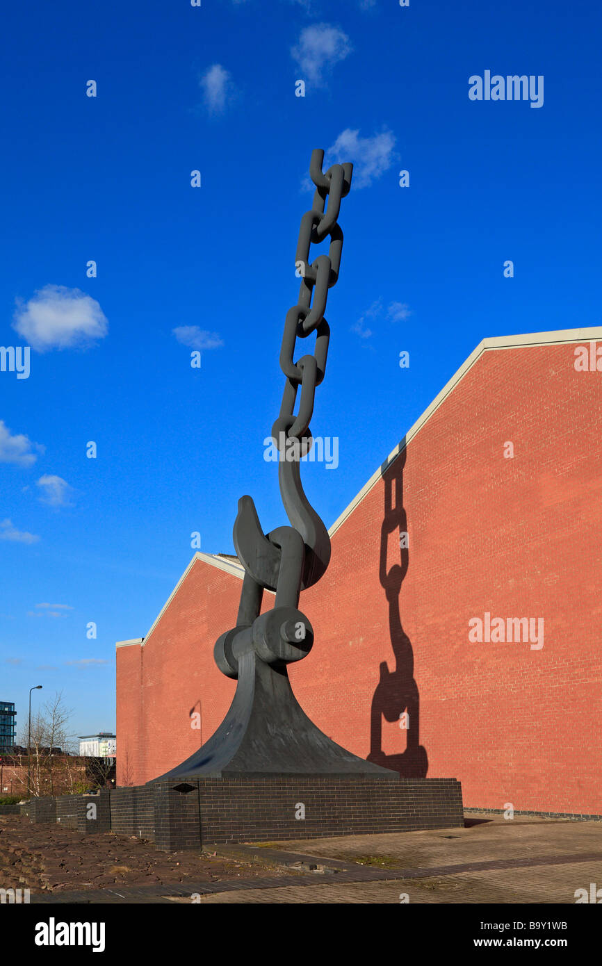 Escultura Skyhook por Brian cayó, marcando la entrada de Trafford Park, Salford, Manchester, Lancashire, Inglaterra, Reino Unido. Foto de stock