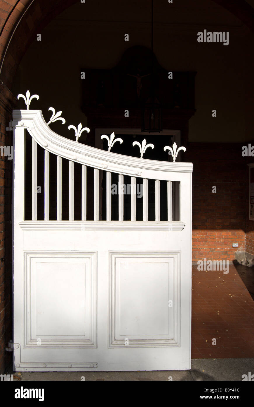 Puerta blanca, al lado izquierdo de puertas dobles, rematada con Fleur de  Lys Fotografía de stock - Alamy