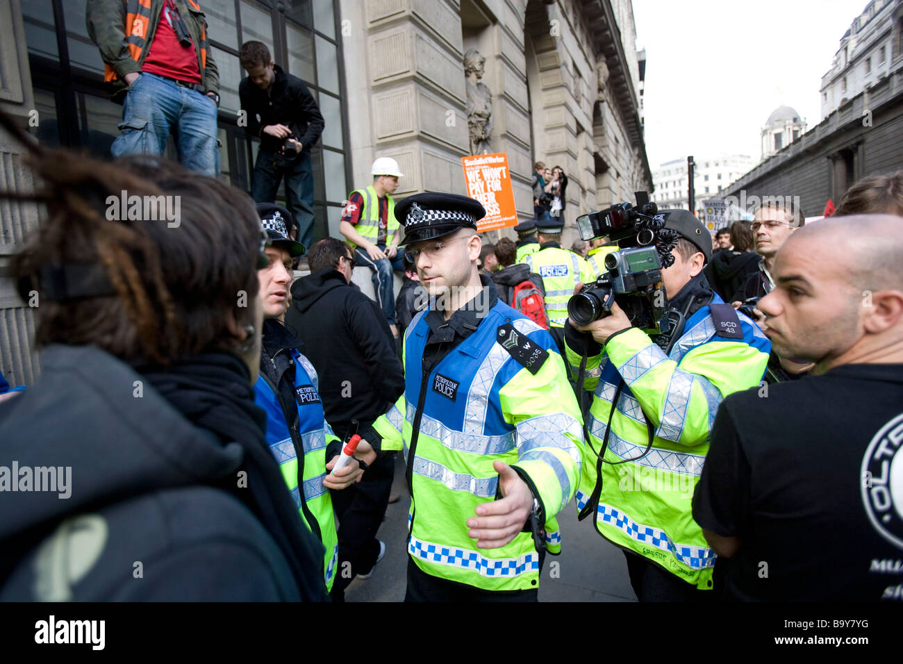 Miles de manifestantes marcharon sobre el Banco de Inglaterra en la ciudad de Londres. Foto de stock