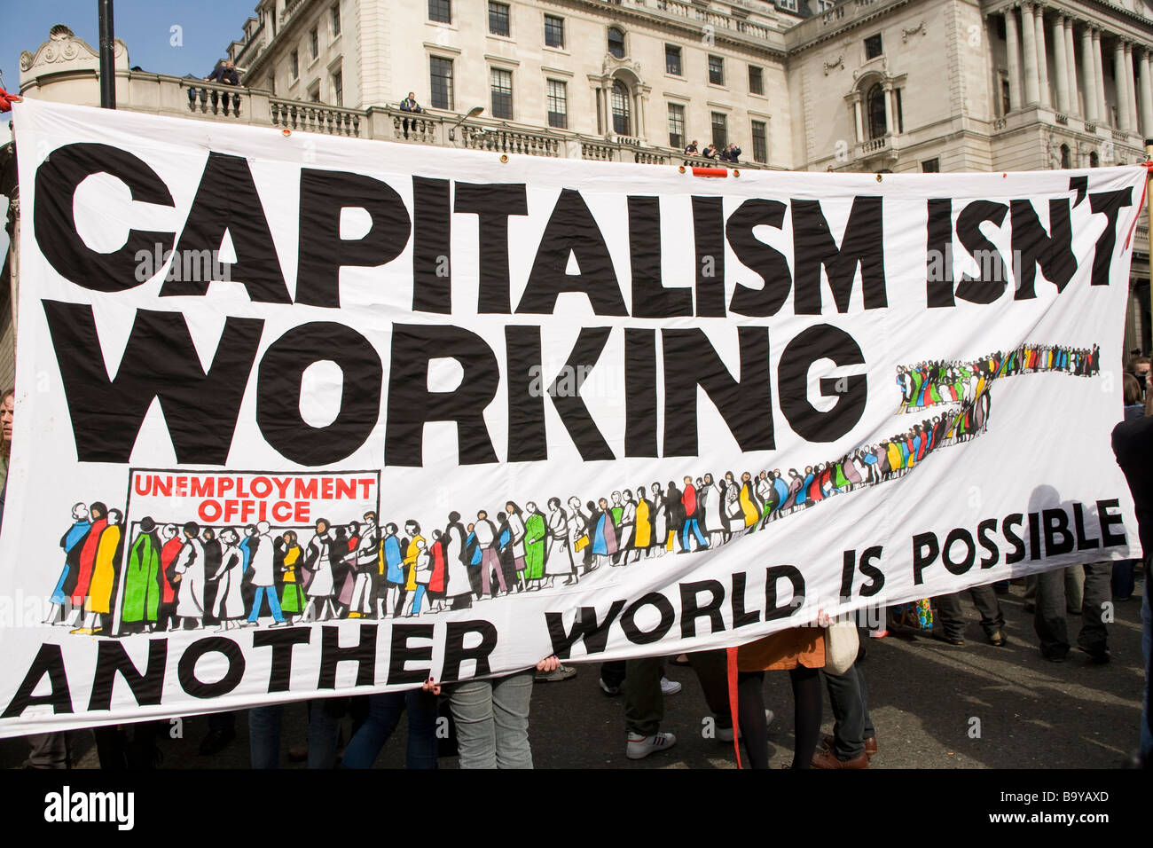 Manifestantes contra el capitalismo sosteniendo una pancarta durante una manifestación ante el Banco de Inglaterra Foto de stock