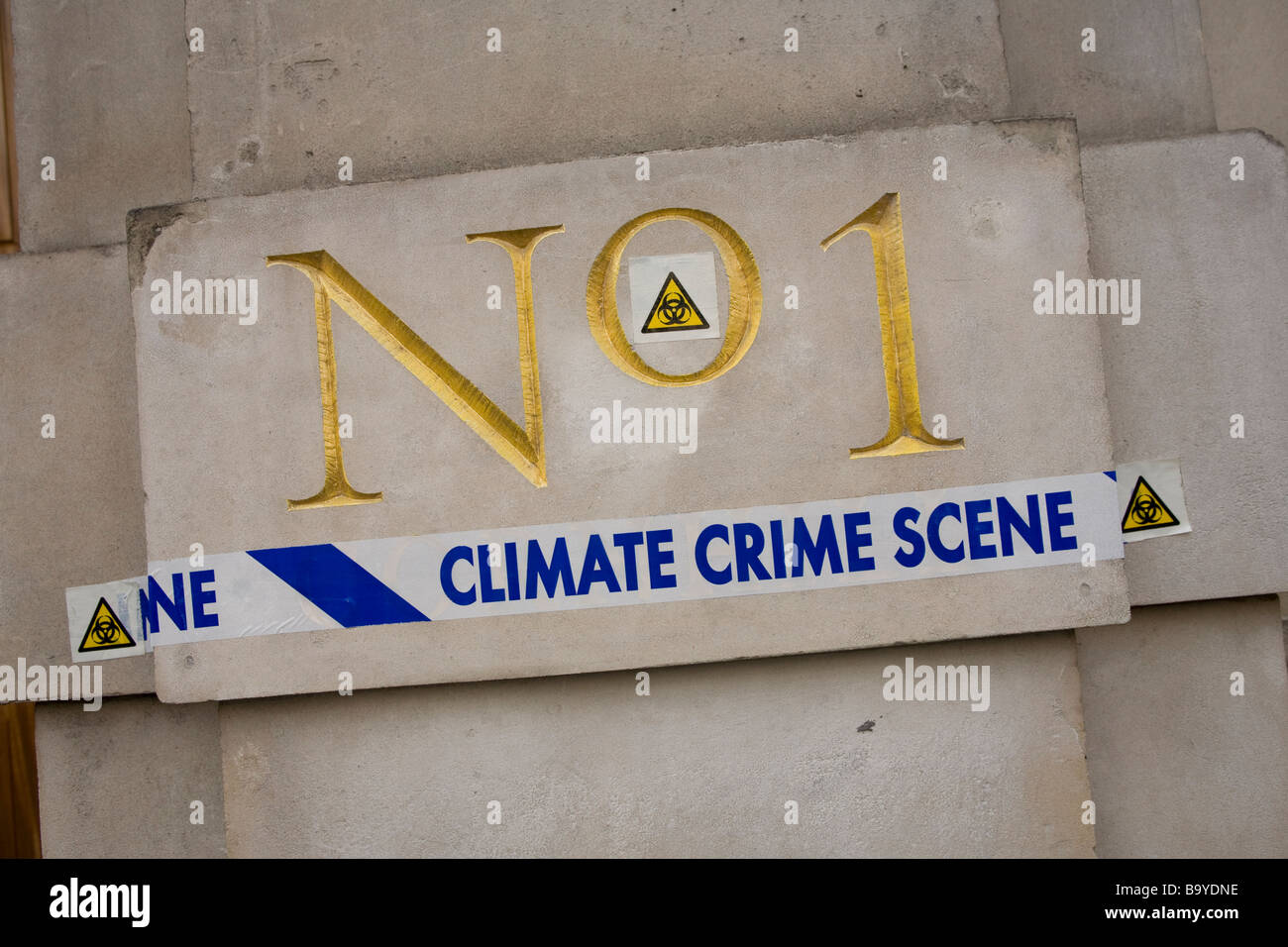 Un cambio climático protesta etiqueta pegada a un edificio en la ciudad de Londres. Foto de stock