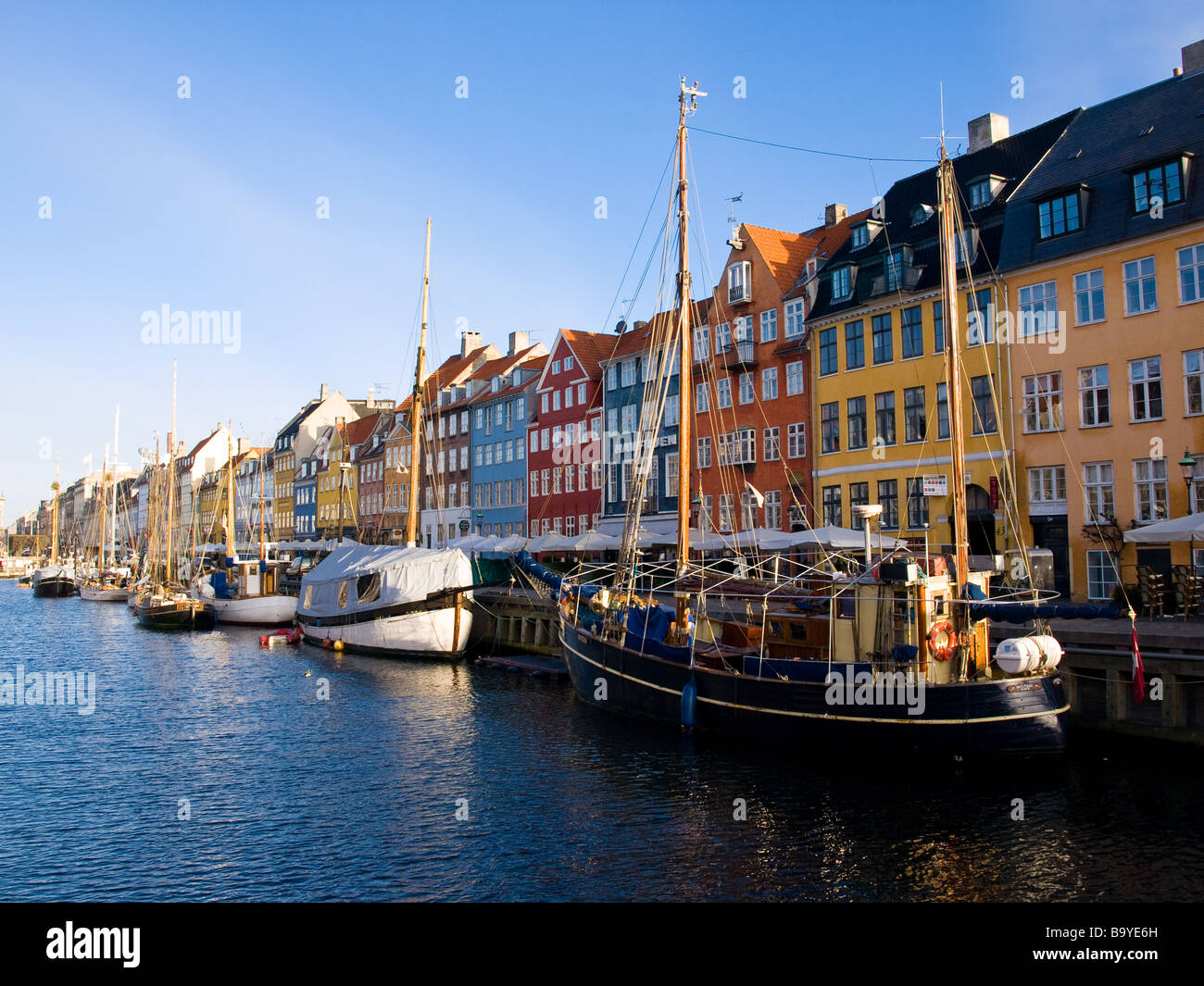 Mañana en Nyhavn (puerto nuevo) en Copenhague, Dinamarca. Foto de stock