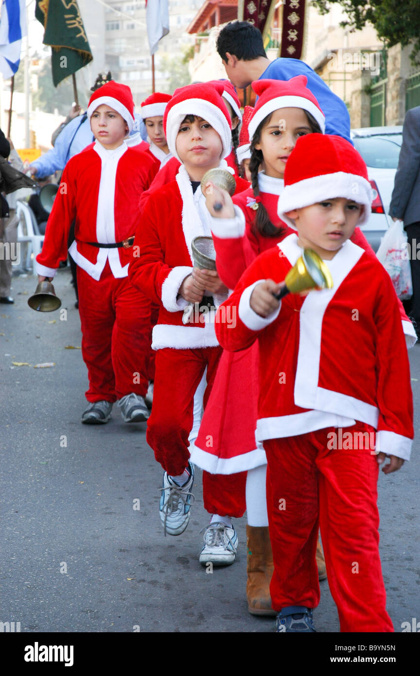 Niños vestidos como Santa Claus en un desfile Fotografía de stock - Alamy