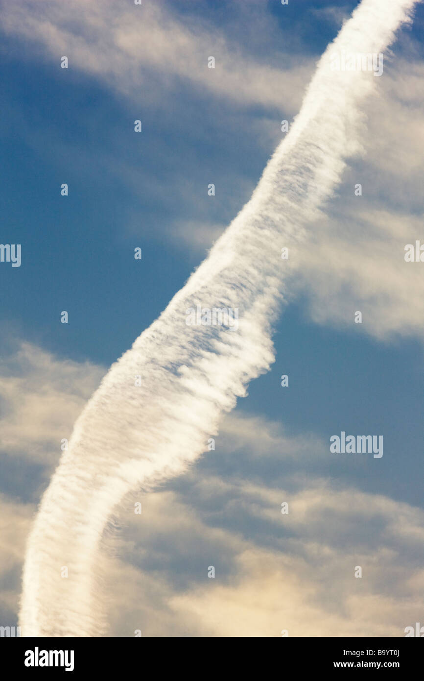 Un rastro de vapor de los aviones en el cielo de Inglaterra Foto de stock