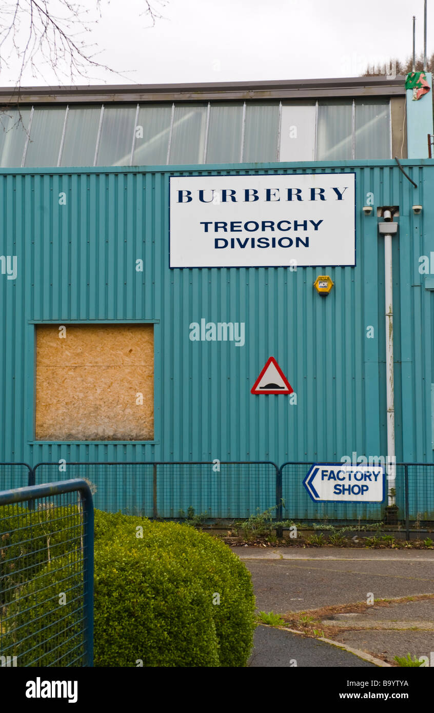 Clausurado cerrado ex fábrica de ropa Burberry en Treorchy Rhondda Valley  South Wales UK Fotografía de stock - Alamy