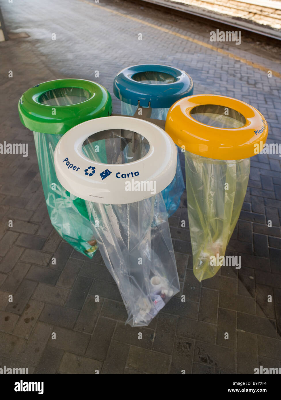 Codificado por color bolsas de reciclaje de la estación Bologna Italia blanco para el papel amarillo para plástico de aluminio azul verde para desechos generales Foto de stock
