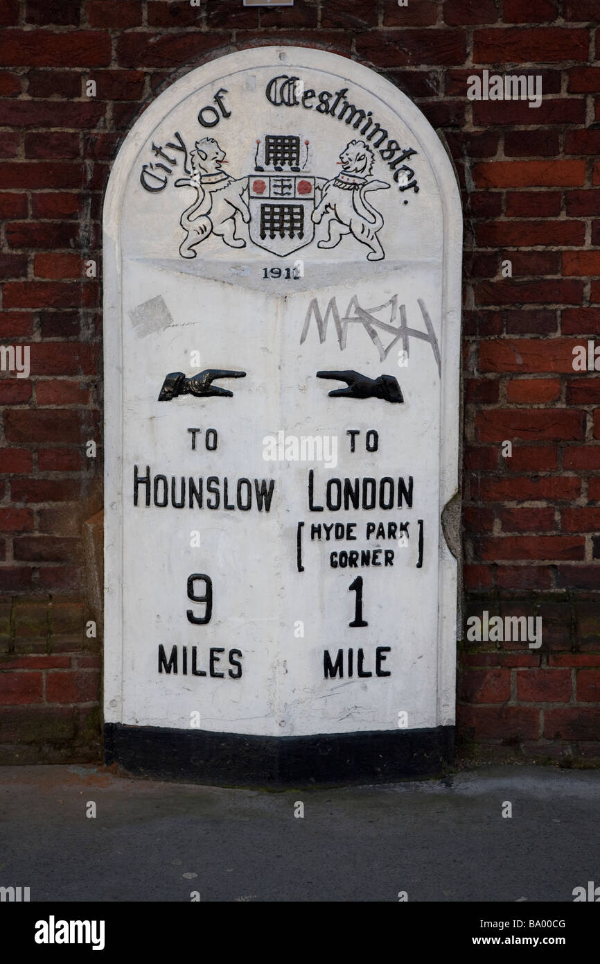 Cartel histórico marcado distancia de Hounslow y Hyde Park Foto de stock