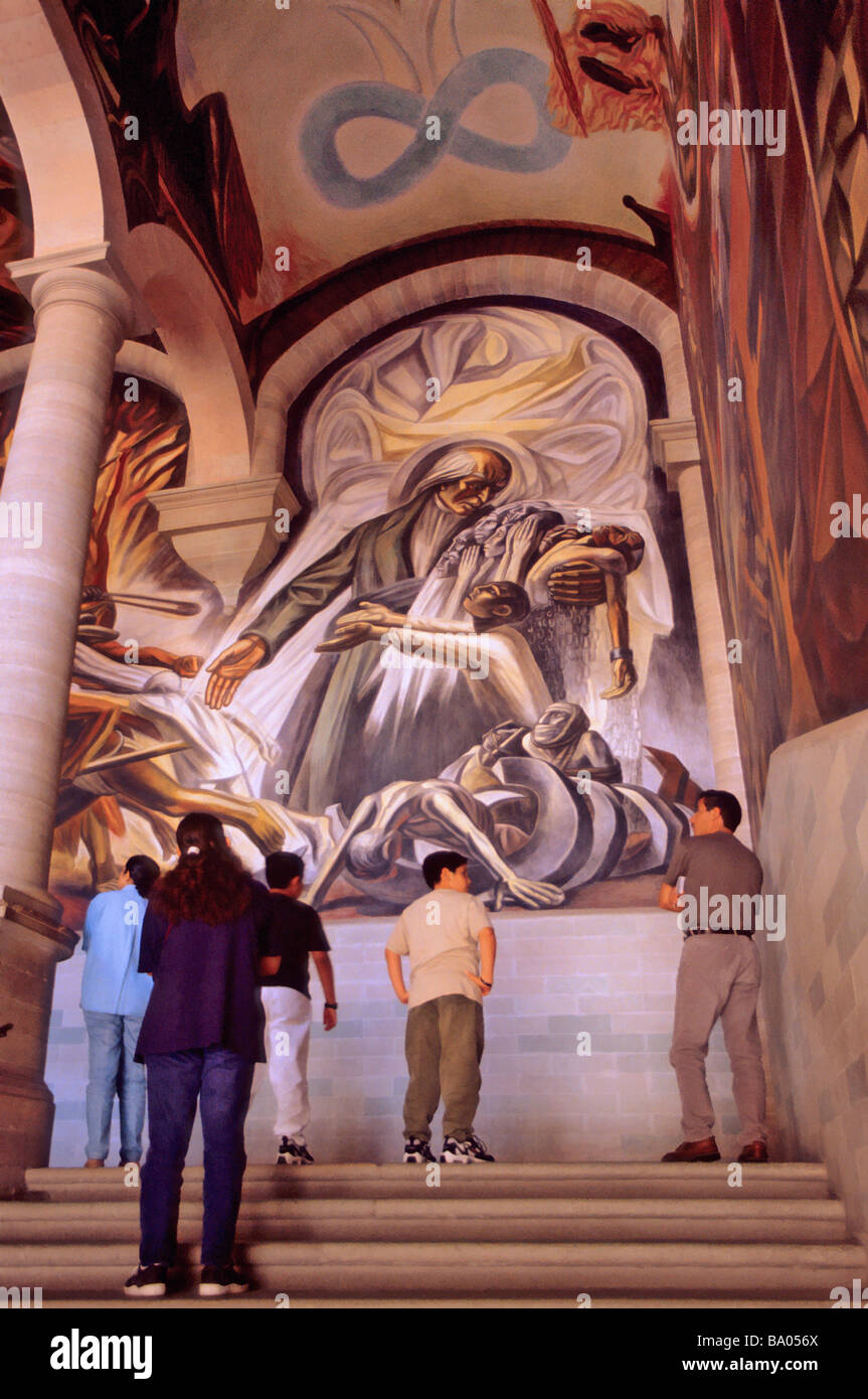 El Padre Hidalgo en la abolición de la Esclavitud, mural de morado en la escalera del Museo Alhóndiga de Granaditas, en Guanajuato, México Foto de stock