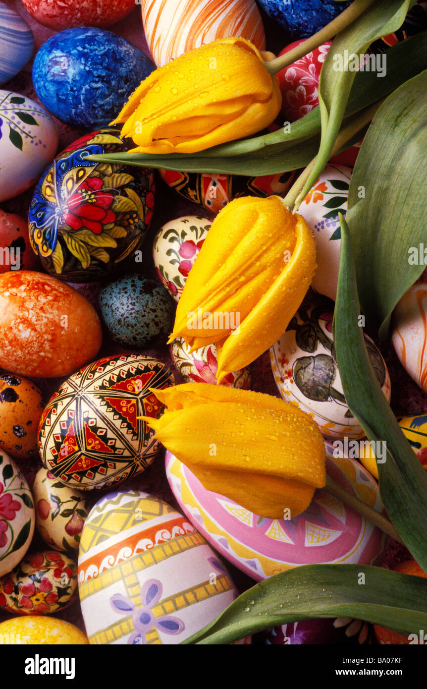 Tulipanes amarillo y huevos de Pascua Foto de stock