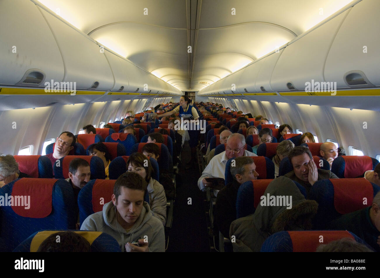 Los Pasajeros En La Cabina 800 Aviones Boeing 737 De Ryanair Desde