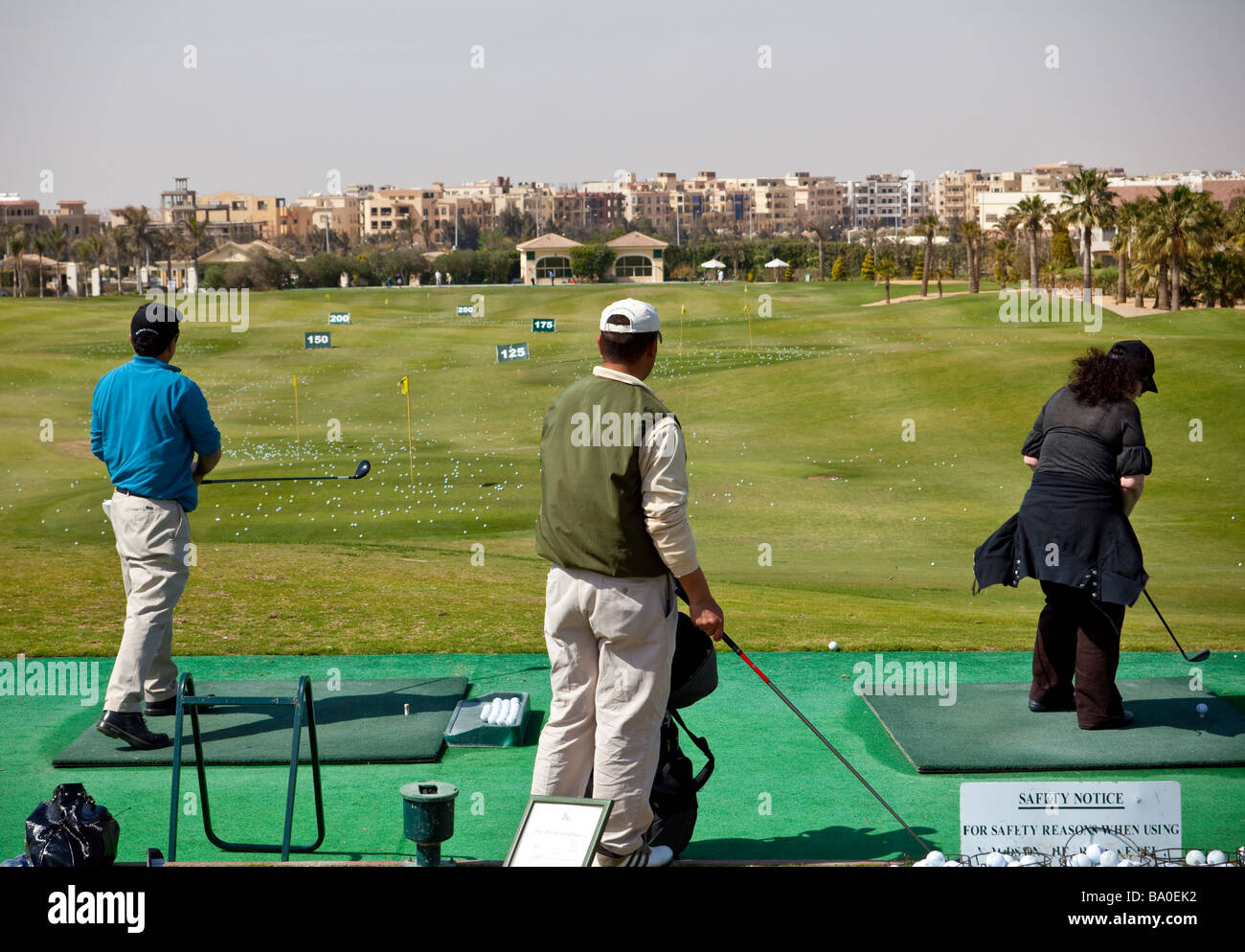 Los golfistas en el driving range, Katameya Heights Golf Course, el Nuevo Cairo, Egipto Foto de stock