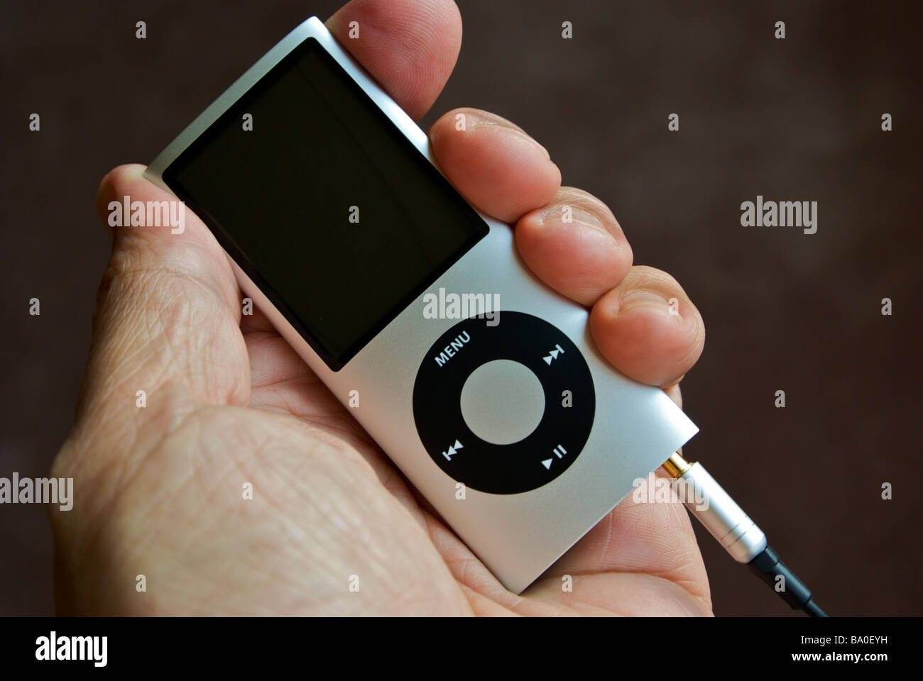 Mano sujetando Apple iPod Nano MP3 reproductor estéreo portátil personal Foto de stock