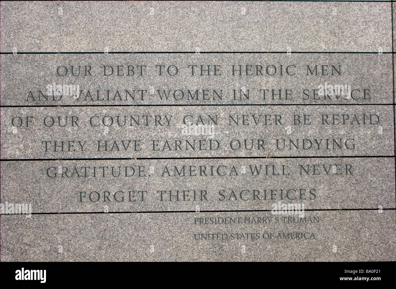 Una piedra con las palabras del Presidente Harry Truman inscritos en ella rendir homenaje a aquellos que murieron en la II Guerra Mundial y el Día-D Foto de stock