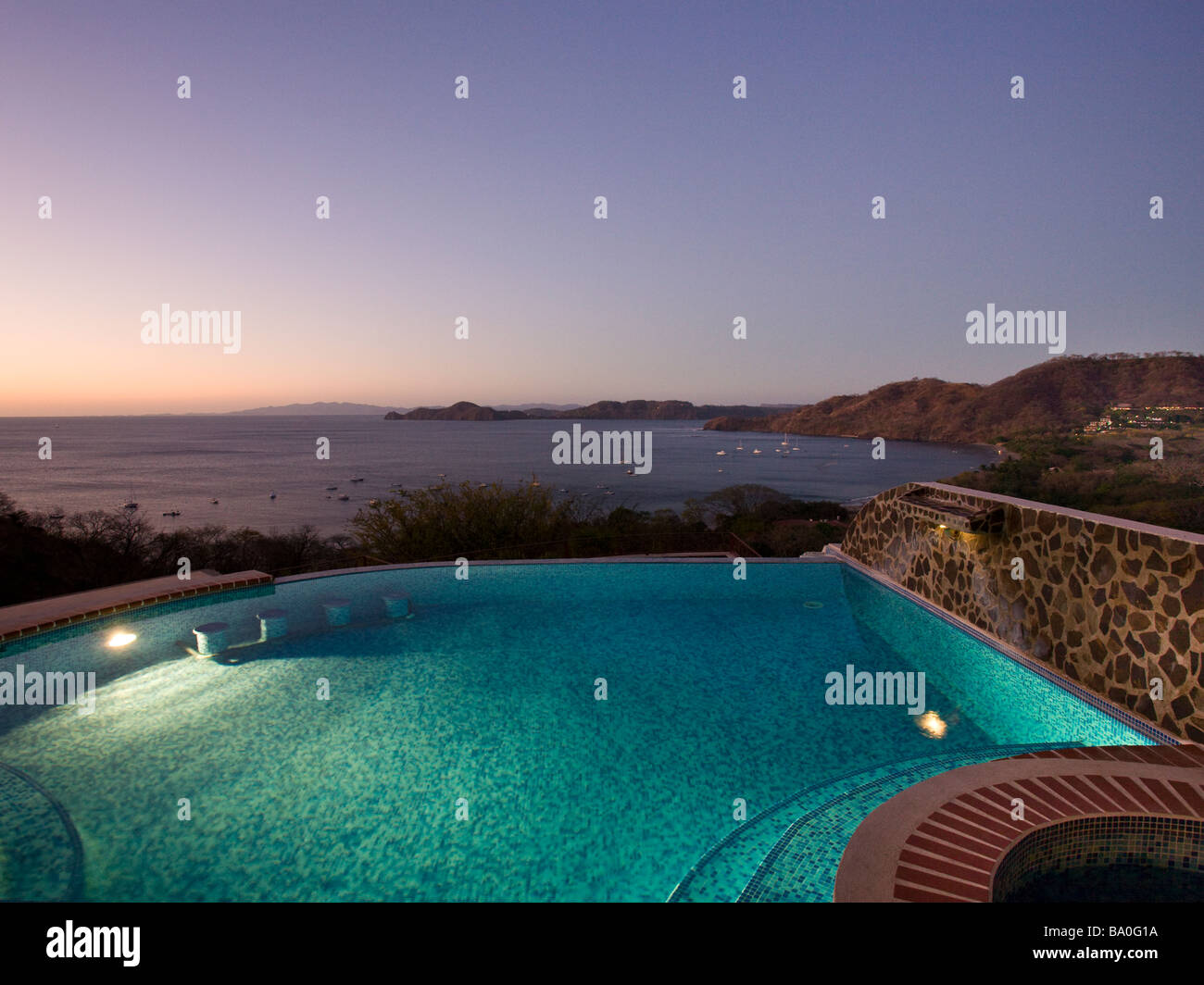 Vista de la Bahía de Papagayo desde un apartamento en Playa Hermosa piscina al atardecer en Guanacaste, Costa Rica. Foto de stock