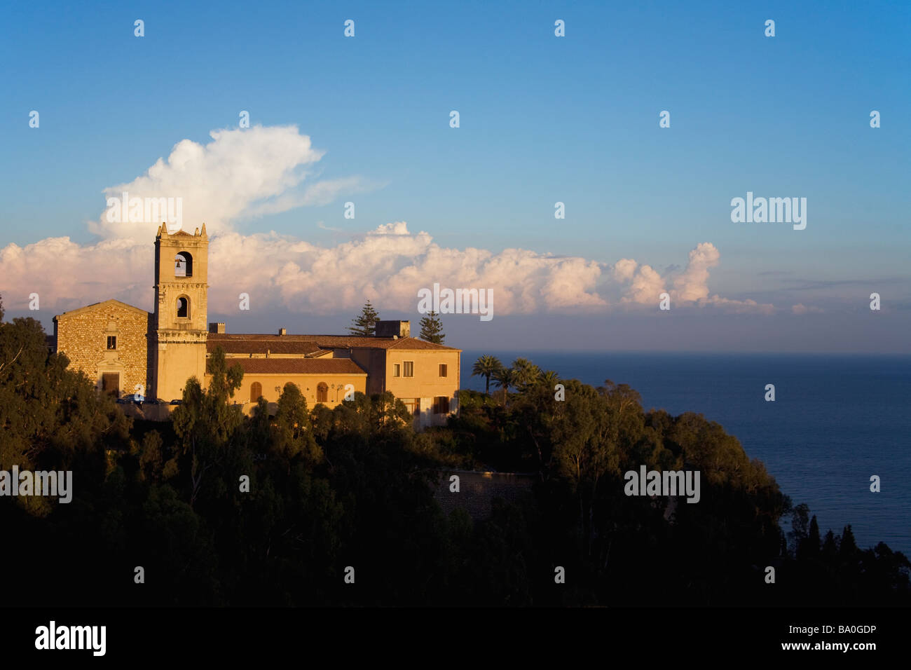 Vista panorámica de Taormina, mirando a la costa en la tarde sol del verano Sicilia Italia Europa UE Foto de stock