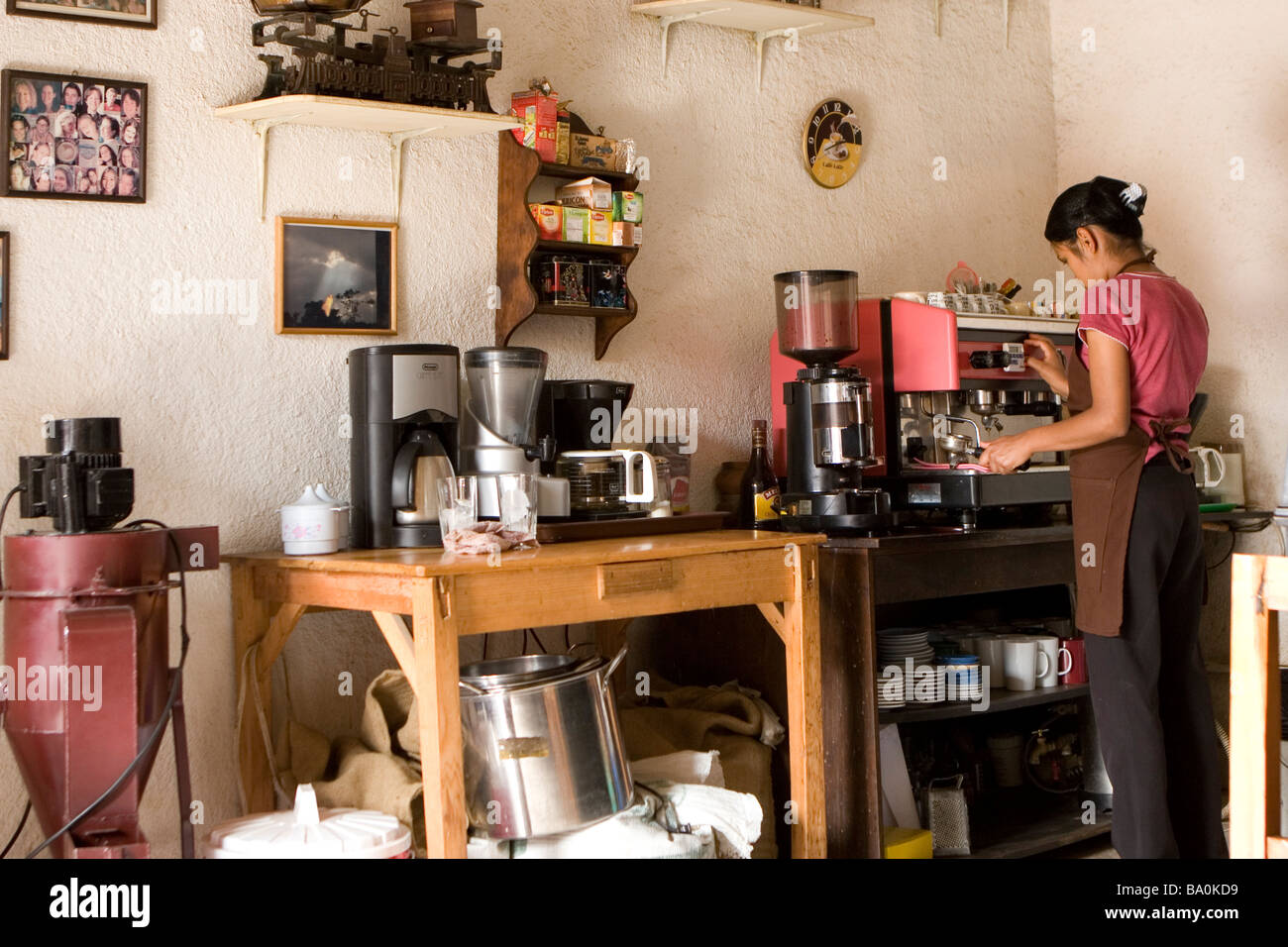 Niña guatemalteca prepara café fresco local para patronos en una cafetería  popular en la Antigua Guatemala Fotografía de stock - Alamy