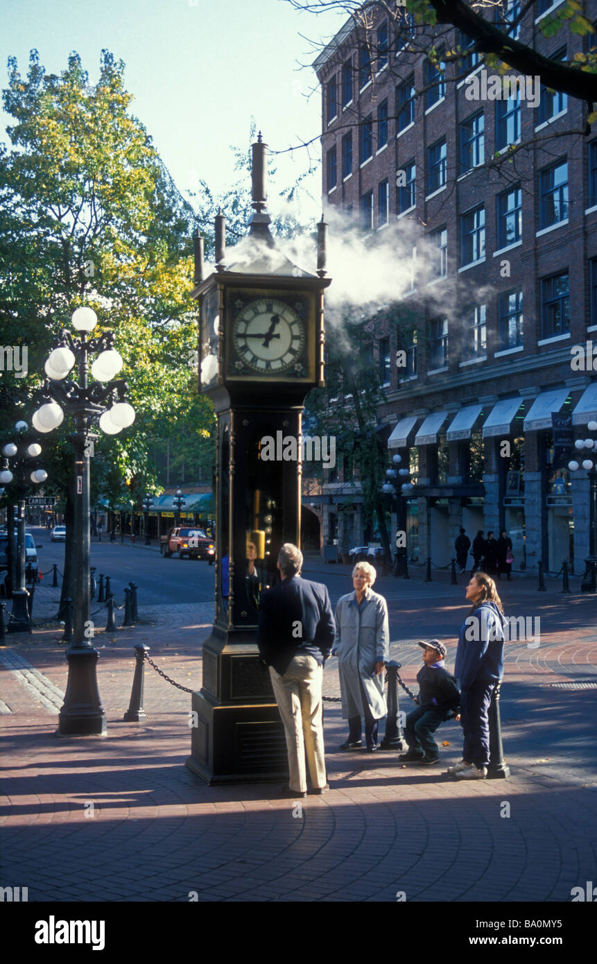 Turistas mirando el reloj a vapor histórico en Water Street, en Gastown, Vancouver, British Columbia, Canadá Foto de stock